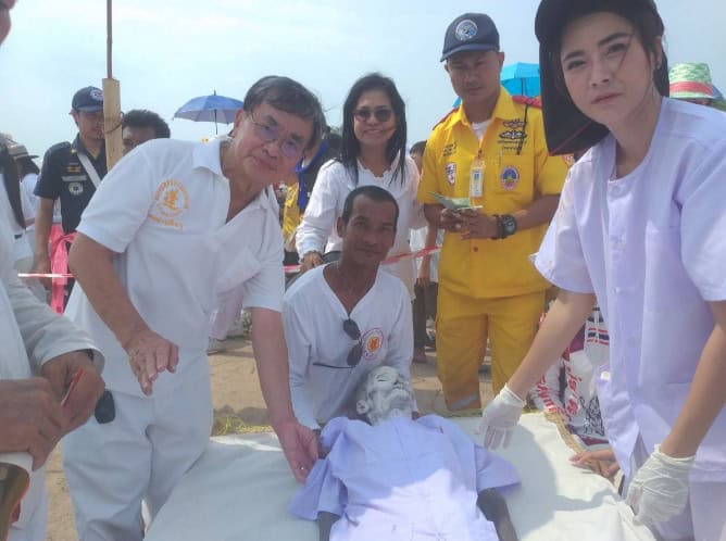 ปาฏิหาริย์ ขุดเจอศพฝังมานานกว่า 20 ปี ร่างกายไม่เน่าเปื่อย คอหวยเห็นเลขโผล่ หยิบไปลุ้นรวย